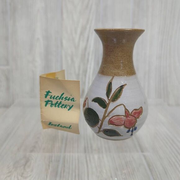 Fuchsia Pottery Waterford by The O'Neill Family 4" Bud Vase Flower Design Pink - Picture 1 of 7